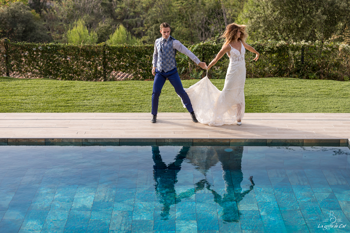 Mariés danse piscine