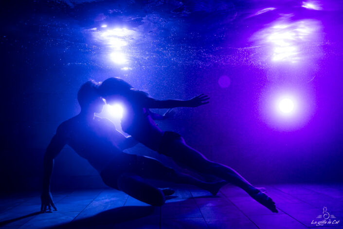 Photo de couple sous l'eau nocturne